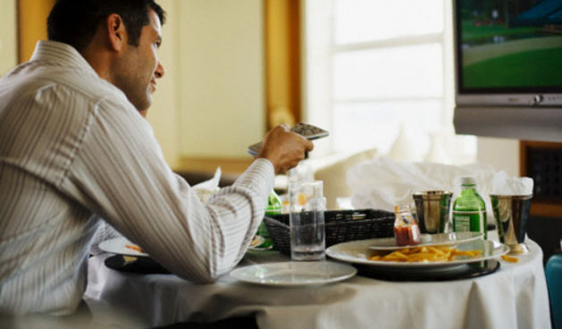 Gledanje televizije(foto:dnevnik.hr)