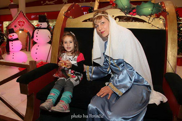 Sv. Luce razveselila mališane u Supernova centru, Foto: Iva Perinčić Sv. Luce razveselila mališane u Supernova centru, Foto: Iva Perinčić