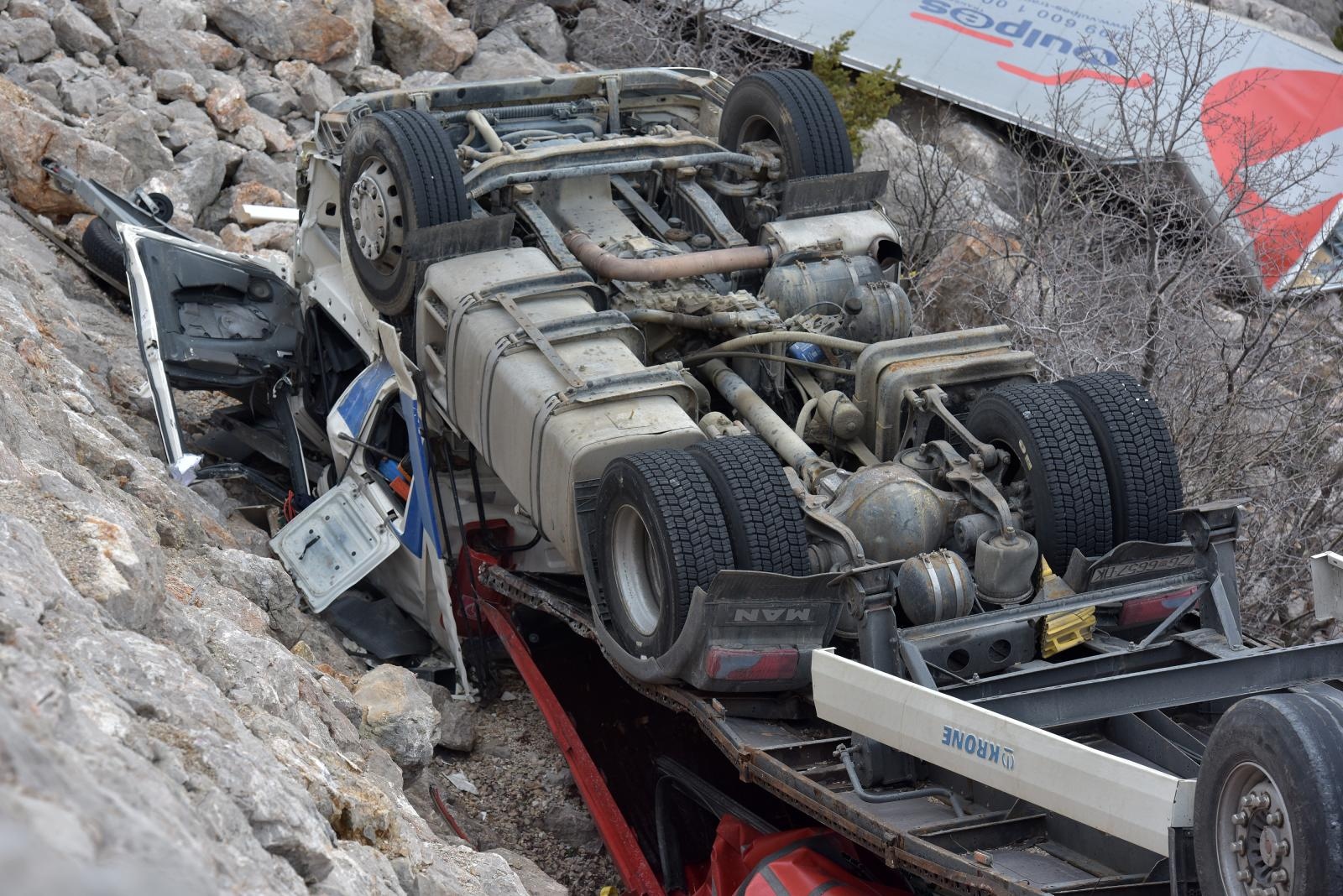 Orkanska bura na istom mjestu na cesti Gračac – Zaton Obrovački prevrnula dva kamiona
