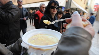 Zadar, 221212.
Predblagdansko subotnje jutro na zadarskom Poluotoku bilo je bogato raznim dogadjanjima. Na Kalelargi je Grad Zadar i udruga Svjetlo, u suradnji s brojnim zadarskim ugostiteljima organizirao bakalarijadu na kojoj se za 10kn mogao kupiti tan Zadar, 221212.
Predblagdansko subotnje jutro na zadarskom Poluotoku bilo je bogato raznim dogadjanjima. Na Kalelargi je Grad Zadar i udruga Svjetlo, u suradnji s brojnim zadarskim ugostiteljima organizirao bakalarijadu na kojoj se za 10kn mogao kupiti tan