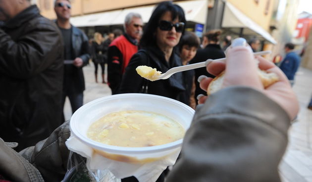 Zadar, 221212.
Predblagdansko subotnje jutro na zadarskom Poluotoku bilo je bogato raznim dogadjanjima. Na Kalelargi je Grad Zadar i udruga Svjetlo, u suradnji s brojnim zadarskim ugostiteljima organizirao bakalarijadu na kojoj se za 10kn mogao kupiti tan