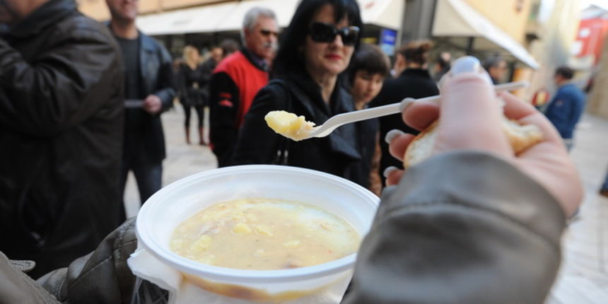 Zadar, 221212.
Predblagdansko subotnje jutro na zadarskom Poluotoku bilo je bogato raznim dogadjanjima. Na Kalelargi je Grad Zadar i udruga Svjetlo, u suradnji s brojnim zadarskim ugostiteljima organizirao bakalarijadu na kojoj se za 10kn mogao kupiti tan