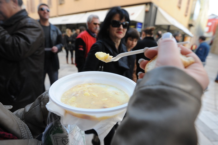 Zadar, 221212.
Predblagdansko subotnje jutro na zadarskom Poluotoku bilo je bogato raznim dogadjanjima. Na Kalelargi je Grad Zadar i udruga Svjetlo, u suradnji s brojnim zadarskim ugostiteljima organizirao bakalarijadu na kojoj se za 10kn mogao kupiti tan Zadar, 221212.
Predblagdansko subotnje jutro na zadarskom Poluotoku bilo je bogato raznim dogadjanjima. Na Kalelargi je Grad Zadar i udruga Svjetlo, u suradnji s brojnim zadarskim ugostiteljima organizirao bakalarijadu na kojoj se za 10kn mogao kupiti tan