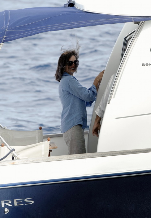 Prigradica, otok Korcula , 270911.
Glumica Penelope Cruz snimljena prilikom ukrcaja u brod Majsan marke Beneteau Antares 10,80  koji ju prebacuje na svjetionik Plocica na snimanje filma” Venuto al mondo”.
Foto: Tom Dubravec /  CROPIX