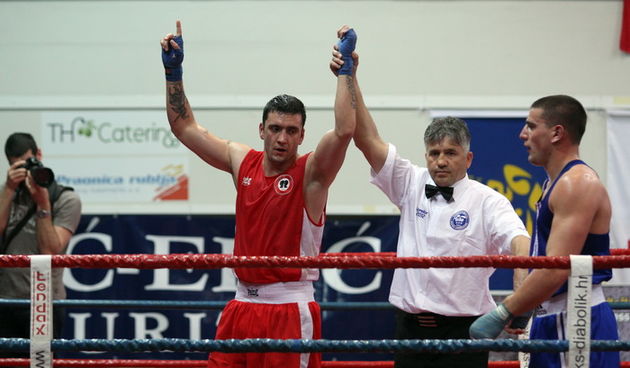 Zadar, 210413. 
Dvorana Kresimira Cosica. Prvenstvo Hrvatske u boksu. Na fotografiji Marko Calic (Pula, crveni) i Josip Bepo Filipi (Zlatna rukavica, plavi).
Foto: Jure Miskovic / CROPIX
