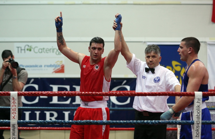 Zadar, 210413.
Dvorana Kresimira Cosica. Prvenstvo Hrvatske u boksu. Na fotografiji Marko Calic (Pula, crveni) i Josip Bepo Filipi (Zlatna rukavica, plavi).
Foto: Jure Miskovic / CROPIX Zadar, 210413.
Dvorana Kresimira Cosica. Prvenstvo Hrvatske u boksu. Na fotografiji Marko Calic (Pula, crveni) i Josip Bepo Filipi (Zlatna rukavica, plavi).
Foto: Jure Miskovic / CROPIX
