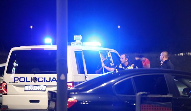 Teska prometna nesreca dogodila se u veceras oko 22 sata u Buzinu kada je vozac automobila naletio na vise pjesaka na parkiralistu trgovackog centra. Više ozljedjenih osoba lezalo je na podu po dolasku hitnih sluzbi te su pozvana jos troja kola hitne pomo