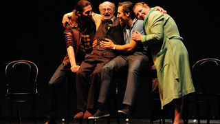 Zadar, 7.3.2012. snimio: Nenad Marčev
HNK Split
Arthur Miller: SMRT TRGOVAČKOG PUTNIKA, drama
redatelj: Dušan Jovanović
premijera: 27. ožujka 2011.
Uloge:
Willy Loman: Mustafa Nadarević,
Linda: Snježana Sinovčić Šiškov
Biff Loman: Mijo Juriši Zadar, 7.3.2012. snimio: Nenad Marčev
HNK Split
Arthur Miller: SMRT TRGOVAČKOG PUTNIKA, drama
redatelj: Dušan Jovanović
premijera: 27. ožujka 2011.
Uloge:
Willy Loman: Mustafa Nadarević,
Linda: Snježana Sinovčić Šiškov
Biff Loman: Mijo Juriši