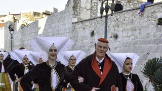 Paški zimski karneval 2018: Karnevalska povorka prošla ulicama grada do Pijace