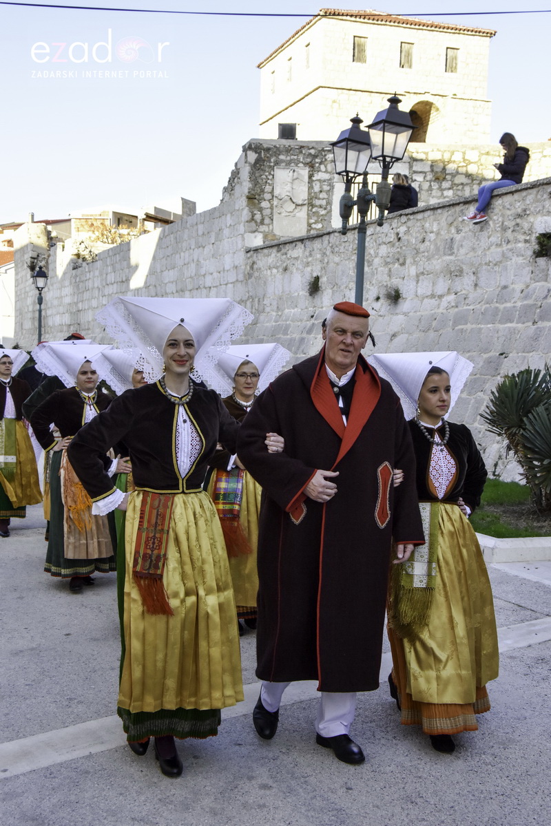 Paški zimski karneval 2018: Karnevalska povorka prošla ulicama grada do Pijace