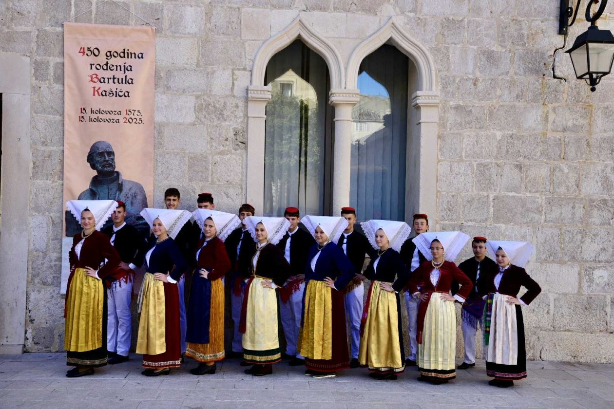 28fb27dd-f51a-4939-8652-3ab6d4af8647 28fb27dd-f51a-4939-8652-3ab6d4af8647