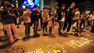 Skopje, 061011.
Fanovi megazvijezde Tose Proeskog i dalje obiljezavaju 5 listopad, dan kada je odrzao svoj posljednji koncert u Skopju.Tim se povodom na trgu ‘Makedonija’ u Skopju odrzala tradicionalna manifestacija ‘Zvjezdano nebo za Tosu’ koja je tra Skopje, 061011.
Fanovi megazvijezde Tose Proeskog i dalje obiljezavaju 5 listopad, dan kada je odrzao svoj posljednji koncert u Skopju.Tim se povodom na trgu ‘Makedonija’ u Skopju odrzala tradicionalna manifestacija ‘Zvjezdano nebo za Tosu’ koja je tra