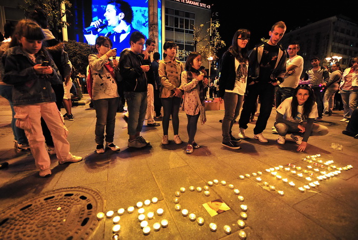 Skopje, 061011.
Fanovi megazvijezde Tose Proeskog i dalje obiljezavaju 5 listopad, dan kada je odrzao svoj posljednji koncert u Skopju.Tim se povodom na trgu ‘Makedonija’ u Skopju odrzala tradicionalna manifestacija ‘Zvjezdano nebo za Tosu’ koja je tra Skopje, 061011.
Fanovi megazvijezde Tose Proeskog i dalje obiljezavaju 5 listopad, dan kada je odrzao svoj posljednji koncert u Skopju.Tim se povodom na trgu ‘Makedonija’ u Skopju odrzala tradicionalna manifestacija ‘Zvjezdano nebo za Tosu’ koja je tra