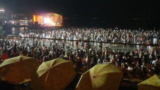 Split, 200810.
Koncert “Funk on the beach” u cast preminulog Dina Dvornika odrzan je na plazi Bacvice u organizaciji Deana Dvornika. Koncert je kasnio dva sata, dok je vise od 6 tisuca poklonika Dina Dvornika cekalo pocetak.
Foto: Duje Klaric / CROPIX Split, 200810.
Koncert “Funk on the beach” u cast preminulog Dina Dvornika odrzan je na plazi Bacvice u organizaciji Deana Dvornika. Koncert je kasnio dva sata, dok je vise od 6 tisuca poklonika Dina Dvornika cekalo pocetak.
Foto: Duje Klaric / CROPIX