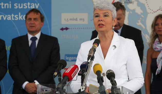 Zadar, 180711.
Danas je Zadar i Zadarsku zupaniju posjetila predsjednica Vlade Jadranka Kosor sa suradnicima. U mjerno redukcijskoj stanici u mjestu Babin dub svecano je pustila u rad 3.dio plinovodnog sustava Like i Dalmacije. Nakon toga je u Crpnij stan