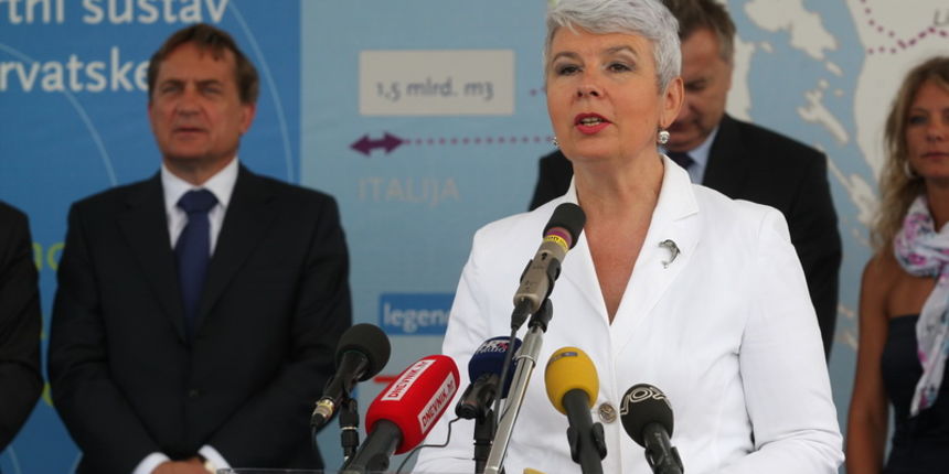 Zadar, 180711.
Danas je Zadar i Zadarsku zupaniju posjetila predsjednica Vlade Jadranka Kosor sa suradnicima. U mjerno redukcijskoj stanici u mjestu Babin dub svecano je pustila u rad 3.dio plinovodnog sustava Like i Dalmacije. Nakon toga je u Crpnij stan