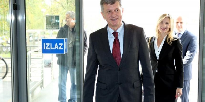 Hrvatska liga protiv raka u prigodi 50. obljetnice osnutka i KBC Sestre milosrdnice organizirali su svecanost otkrivanja biste akademika Ive Padovana. Otkrivanju biste koja je rad akademskog kipara Krune Bosnjaka i postolja Marka Milasa nazocili su minis