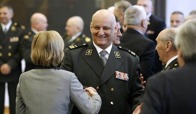 Zagreb, 191212.
Pantovcak.
Predsjednicki dvori.
Predsjednik Republike i Vrhovni zapovjednik OSRH primio je djelatne vojne zapovjednike i duznosnike Ministarstva obrane te umirovljene generale i admirale i najvise bivse duznosnike u prigodi Bozica i novogo