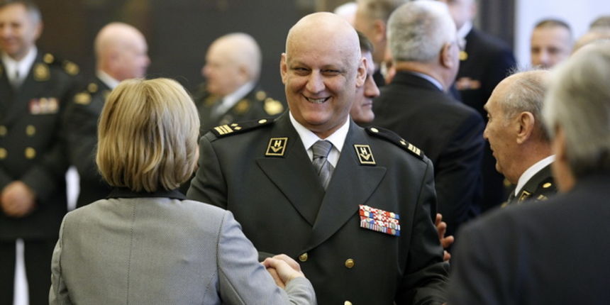 Zagreb, 191212.
Pantovcak.
Predsjednicki dvori.
Predsjednik Republike i Vrhovni zapovjednik OSRH primio je djelatne vojne zapovjednike i duznosnike Ministarstva obrane te umirovljene generale i admirale i najvise bivse duznosnike u prigodi Bozica i novogo