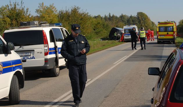 Nesreća kraj Slavonskog Broda: prevrnuo se autobus pun djece, vozač automobila poginuo na mjestu