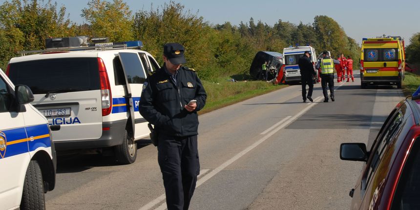 Nesreća kraj Slavonskog Broda: prevrnuo se autobus pun djece, vozač automobila poginuo na mjestu