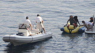 Dubrovnik, 180809.
Jedna od najpopularnijih svjetskih pjevacica Beyonce Knowles u pratnji supruga, americkog repera i producenta Jay-Z-a odmara se na luksuznoj jahti Va bene usidrenoj ispred dubrovackog hotela Argentina.
Na fotografiji: Beyonce s prijatel Dubrovnik, 180809.
Jedna od najpopularnijih svjetskih pjevacica Beyonce Knowles u pratnji supruga, americkog repera i producenta Jay-Z-a odmara se na luksuznoj jahti Va bene usidrenoj ispred dubrovackog hotela Argentina.
Na fotografiji: Beyonce s prijatel