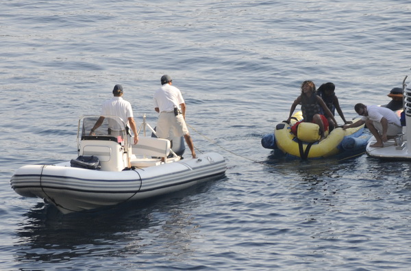 Dubrovnik, 180809.
Jedna od najpopularnijih svjetskih pjevacica Beyonce Knowles u pratnji supruga, americkog repera i producenta Jay-Z-a odmara se na luksuznoj jahti Va bene usidrenoj ispred dubrovackog hotela Argentina.
Na fotografiji: Beyonce s prijatel Dubrovnik, 180809.
Jedna od najpopularnijih svjetskih pjevacica Beyonce Knowles u pratnji supruga, americkog repera i producenta Jay-Z-a odmara se na luksuznoj jahti Va bene usidrenoj ispred dubrovackog hotela Argentina.
Na fotografiji: Beyonce s prijatel