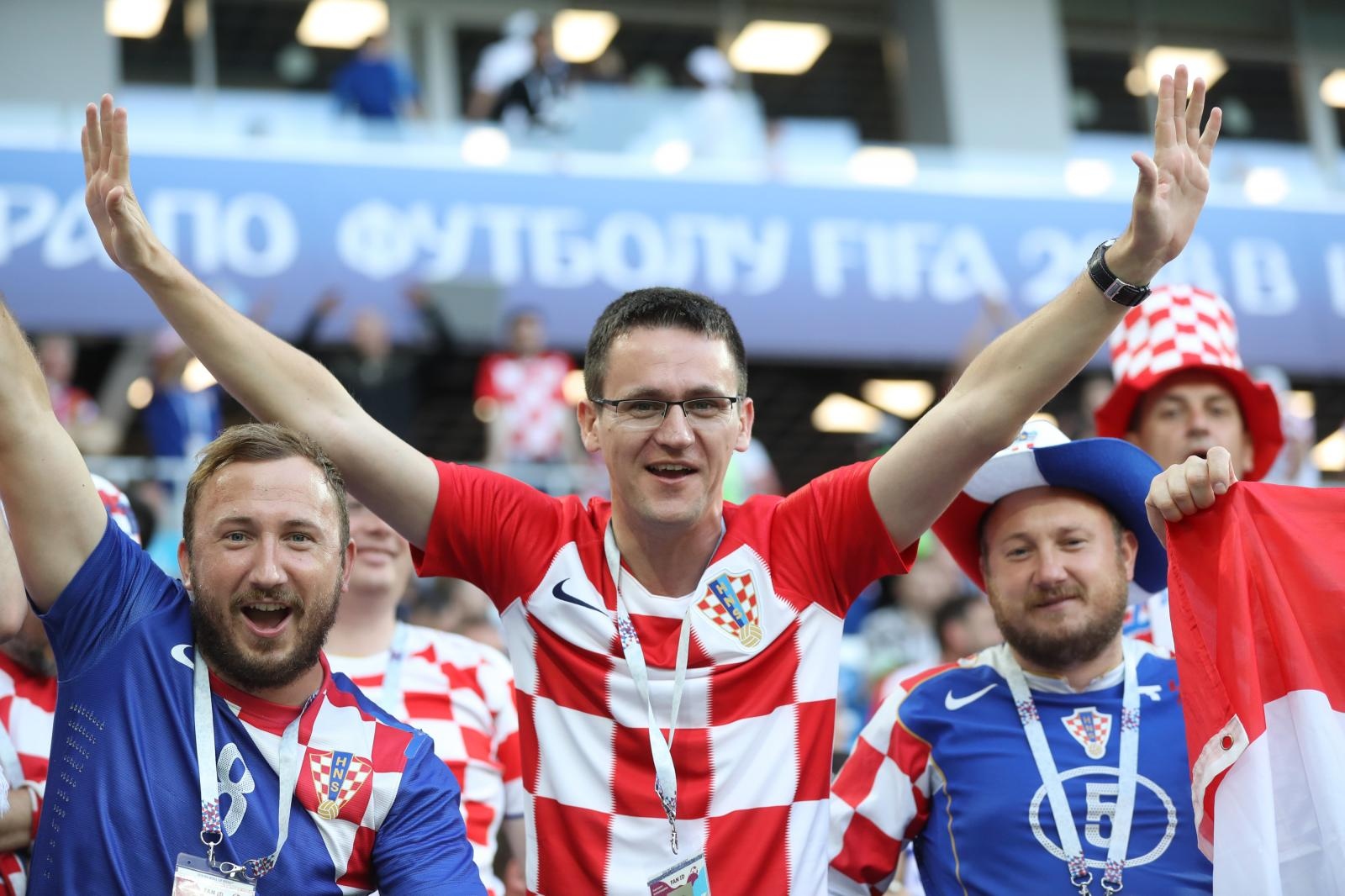 Veseli hrvatski navijači u kockicama ispunili Baltik Arenu u Kalinjingradu Veseli hrvatski navijači u kockicama ispunili Baltik Arenu u Kalinjingradu