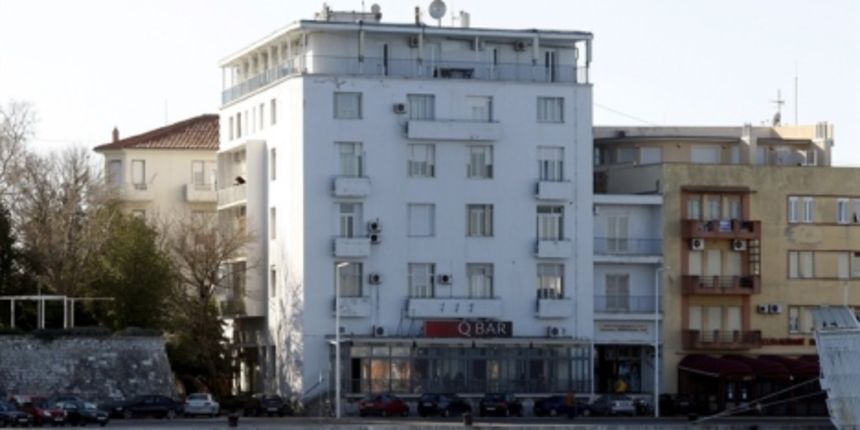 Nekadašnji hotel na atraktivnoj lokaciji ulaza u zadarsku luku godinama se iznajmljuje kao poslovni prostor  / Jure Mišković / CROPIX