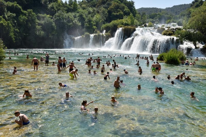 Rješenje za osvježenje: Kupanje u ledenoj rijeci Krki u NP Krka. Photo: Hrvoje Jelavić/PIXSELL