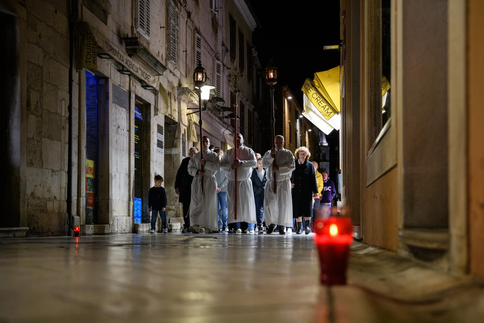 Nadbiskup Zgrablić predvodio Službu Muke Gospodnje u katedrali sv. Stošije Nadbiskup Zgrablić predvodio Službu Muke Gospodnje u katedrali sv. Stošije