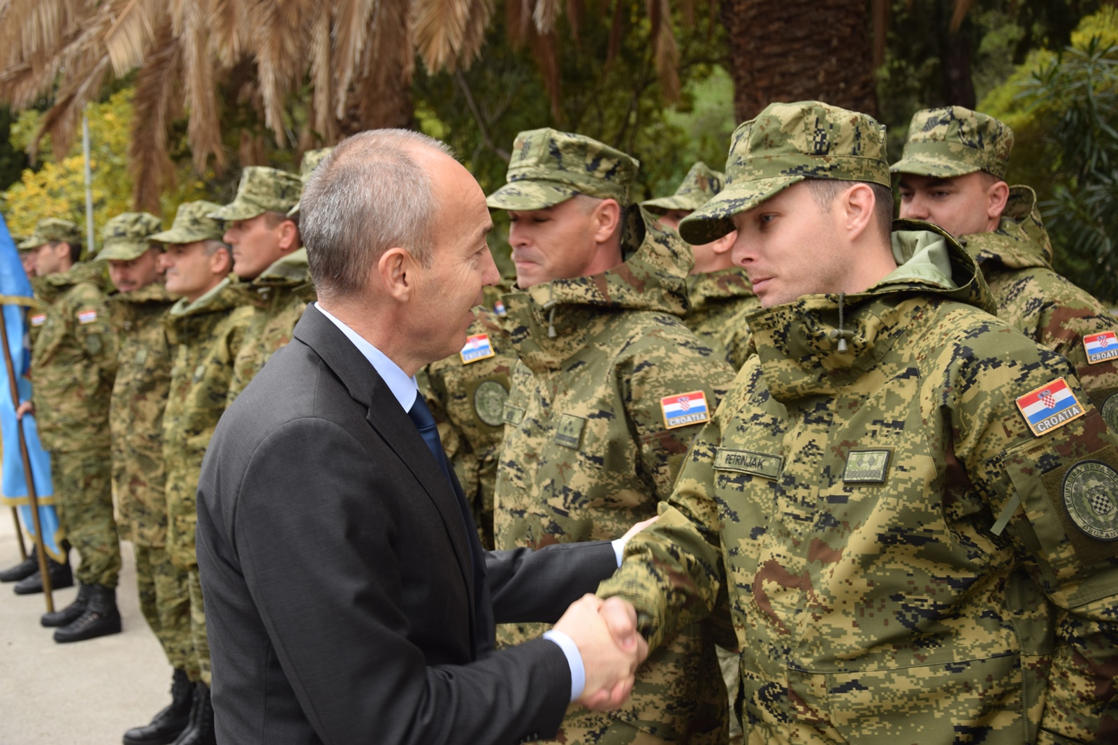 Ministar Krstičević posjetio eskadrilu transportnih helikoptera Ministar Krstičević posjetio eskadrilu transportnih helikoptera