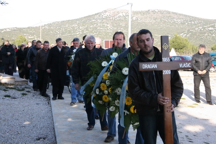 Tisnjanska Dubrava (Murter): Posljednji ispracaj Dragana Vlasica Vlaje, 16.2.2009. Tisnjanska Dubrava (Murter): Posljednji ispracaj Dragana Vlasica Vlaje, 16.2.2009.