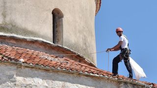 Alpinisti čiste crkvu sv. Donata od korova u redovitom održavanju pred početak turističke sezone. Foto: Dino Stanin/PIXSELL Alpinisti čiste crkvu sv. Donata od korova u redovitom održavanju pred početak turističke sezone. Foto: Dino Stanin/PIXSELL