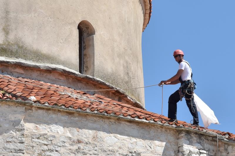 Alpinisti čiste crkvu sv. Donata od korova u redovitom održavanju pred početak turističke sezone. Foto: Dino Stanin/PIXSELL Alpinisti čiste crkvu sv. Donata od korova u redovitom održavanju pred početak turističke sezone. Foto: Dino Stanin/PIXSELL