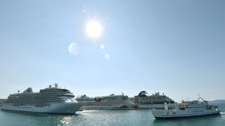 Tri megakruzera s preko 5 tisuća putnika uplovili u novu luku u Gaženici. Photo: Dino Stanin/PIXSELL Tri megakruzera s preko 5 tisuća putnika uplovili u novu luku u Gaženici. Photo: Dino Stanin/PIXSELL