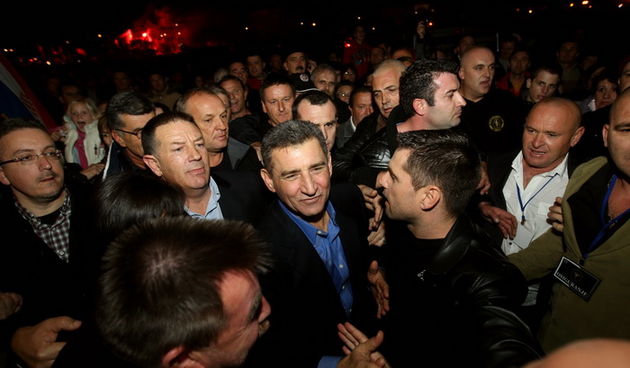 Pakostane, 201112.
Nekoliko dana nakon oslobadjajuce presude, general Ante Gotovina stigao je u svoje rodno mjesto, Pakostane, gdje su mu sugradjani pripremili veliki docek. Prema organizatorima, doceku je prisustvovalo oko 20.000 ljudi.
Foto: Jure Miskov