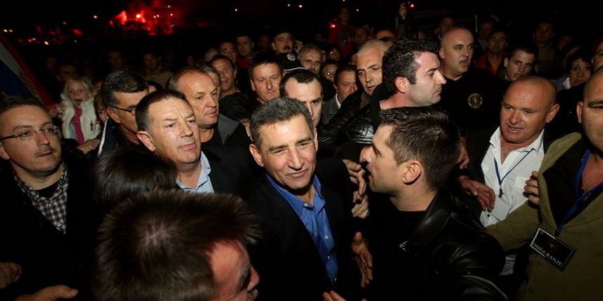 Pakostane, 201112.
Nekoliko dana nakon oslobadjajuce presude, general Ante Gotovina stigao je u svoje rodno mjesto, Pakostane, gdje su mu sugradjani pripremili veliki docek. Prema organizatorima, doceku je prisustvovalo oko 20.000 ljudi.
Foto: Jure Miskov Pakostane, 201112.
Nekoliko dana nakon oslobadjajuce presude, general Ante Gotovina stigao je u svoje rodno mjesto, Pakostane, gdje su mu sugradjani pripremili veliki docek. Prema organizatorima, doceku je prisustvovalo oko 20.000 ljudi.
Foto: Jure Miskov