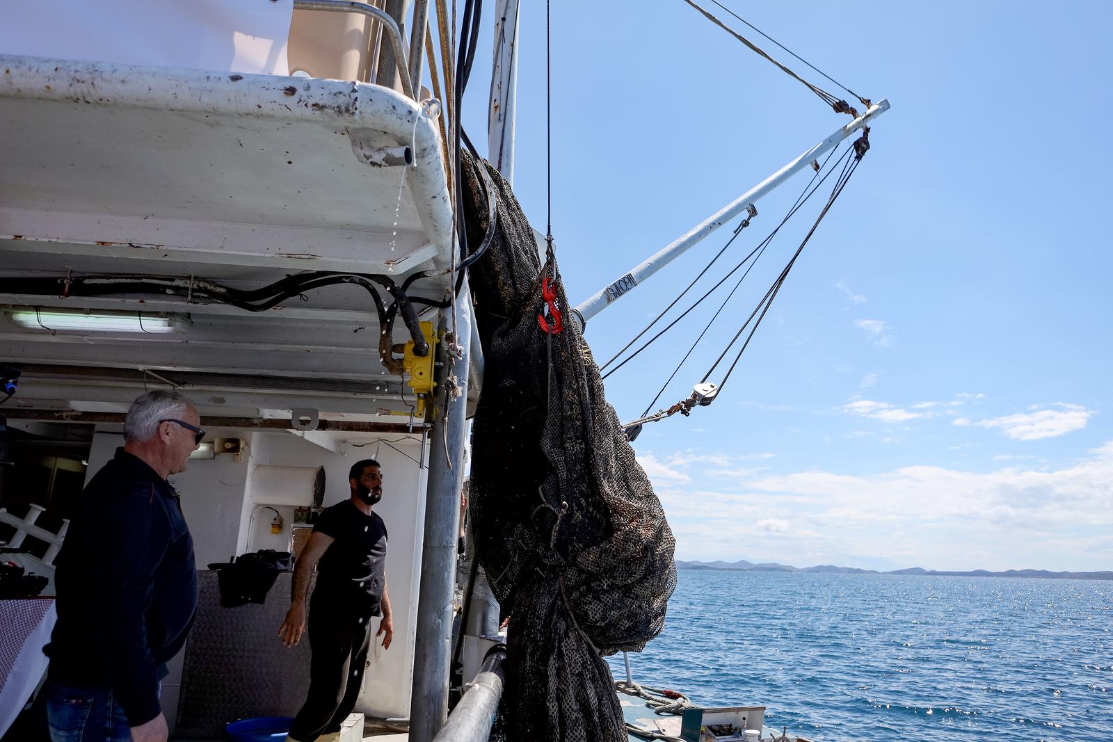 Ekološka manifestacija “Uz more, za more: zelena misija za održivu budućnost Hrvatske” održala se danas na plivarici Škoda koja je jutros u 11 sati isplovila iz zadarske luke Gaženica prema Ugljanu gdje će se provela akcija izvlačenja odbačenih ribarskih Ekološka manifestacija “Uz more, za more: zelena misija za održivu budućnost Hrvatske” održala se danas na plivarici Škoda koja je jutros u 11 sati isplovila iz zadarske luke Gaženica prema Ugljanu gdje će se provela akcija izvlačenja odbačenih ribarskih