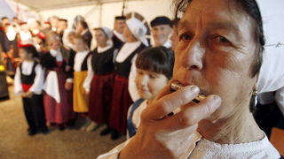 Nadin, 020110.
Etno glazbena manifestacija pod nazivom Cvitarijada odrzana je veceras u selu Nadin kraj Zadra. Cvitarijada je natjecanje u sviranju usne harmonike. Na fotografiji: Danica Smolic Rocak iz Kud-a Debeljak.
Foto: Jure Miskovic / CROPIX Nadin, 020110.
Etno glazbena manifestacija pod nazivom Cvitarijada odrzana je veceras u selu Nadin kraj Zadra. Cvitarijada je natjecanje u sviranju usne harmonike. Na fotografiji: Danica Smolic Rocak iz Kud-a Debeljak.
Foto: Jure Miskovic / CROPIX