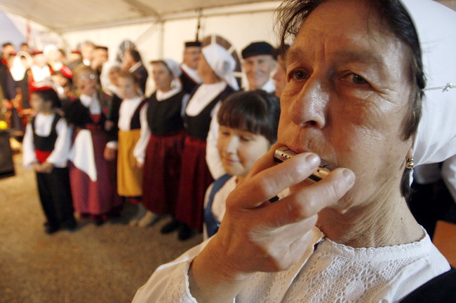 Nadin, 020110.
Etno glazbena manifestacija pod nazivom Cvitarijada odrzana je veceras u selu Nadin kraj Zadra. Cvitarijada je natjecanje u sviranju usne harmonike. Na fotografiji: Danica Smolic Rocak iz Kud-a Debeljak.
Foto: Jure Miskovic / CROPIX Nadin, 020110.
Etno glazbena manifestacija pod nazivom Cvitarijada odrzana je veceras u selu Nadin kraj Zadra. Cvitarijada je natjecanje u sviranju usne harmonike. Na fotografiji: Danica Smolic Rocak iz Kud-a Debeljak.
Foto: Jure Miskovic / CROPIX
