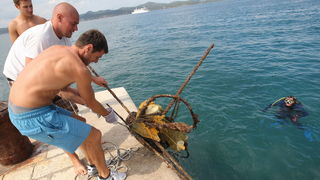 Zadar, 240711.
Akcija ciscenja mora na zadarskoj rivi koji su pokrenuli organizatori Vacanze – gradskog turnira u vaterpolu koji ce se slijedecih dana odigrati na rivi.
Foto: Vladimir Ivanov / CROPIX Zadar, 240711.
Akcija ciscenja mora na zadarskoj rivi koji su pokrenuli organizatori Vacanze – gradskog turnira u vaterpolu koji ce se slijedecih dana odigrati na rivi.
Foto: Vladimir Ivanov / CROPIX