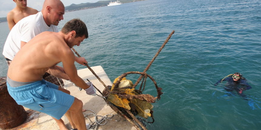 Zadar, 240711.
Akcija ciscenja mora na zadarskoj rivi koji su pokrenuli organizatori Vacanze – gradskog turnira u vaterpolu koji ce se slijedecih dana odigrati na rivi.
Foto: Vladimir Ivanov / CROPIX Zadar, 240711.
Akcija ciscenja mora na zadarskoj rivi koji su pokrenuli organizatori Vacanze – gradskog turnira u vaterpolu koji ce se slijedecih dana odigrati na rivi.
Foto: Vladimir Ivanov / CROPIX