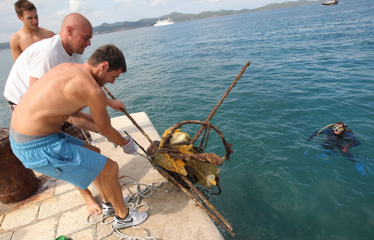 Zadar, 240711.
Akcija ciscenja mora na zadarskoj rivi koji su pokrenuli organizatori Vacanze – gradskog turnira u vaterpolu koji ce se slijedecih dana odigrati na rivi.
Foto: Vladimir Ivanov / CROPIX Zadar, 240711.
Akcija ciscenja mora na zadarskoj rivi koji su pokrenuli organizatori Vacanze – gradskog turnira u vaterpolu koji ce se slijedecih dana odigrati na rivi.
Foto: Vladimir Ivanov / CROPIX