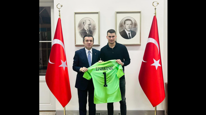 Čovjek velikog srca: Livaković donirao Turskoj dres i rukavice s utakmice protiv Brazila Čovjek velikog srca: Livaković donirao Turskoj dres i rukavice s utakmice protiv Brazila