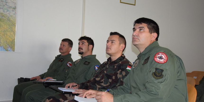 Mađarski piloti i tehničari posjetili eskadrilu aviona u Zemuniku Mađarski piloti i tehničari posjetili eskadrilu aviona u Zemuniku