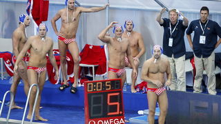 Zagreb, 090910.
Bazen Mladosti na Savi.
29. Europsko prvenstvo u vaterpolu,
Polufinalna utakmica Hrvatska -Srbija.
Na slici: igraci hrvatske na klupi.
Foto: Goran Mehkek / CROPIX