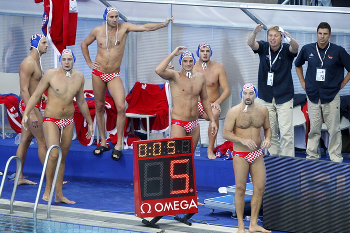 Zagreb, 090910.
Bazen Mladosti na Savi.
29. Europsko prvenstvo u vaterpolu,
Polufinalna utakmica Hrvatska -Srbija.
Na slici: igraci hrvatske na klupi.
Foto: Goran Mehkek / CROPIX