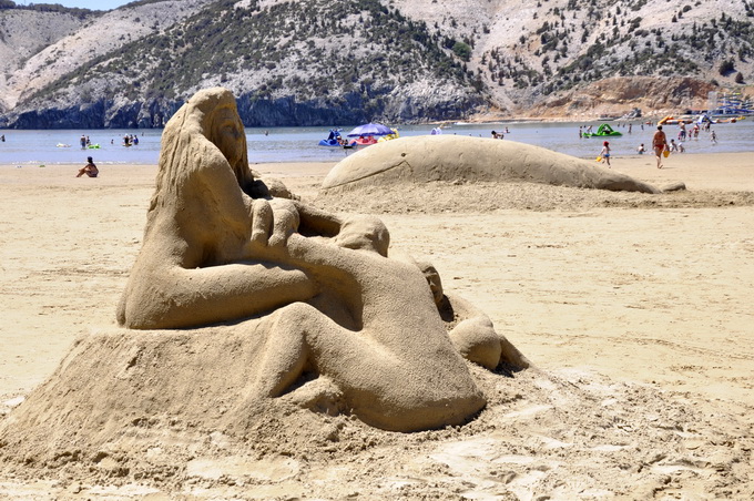 Lopar, 150612.
Nakon tri dana zavrsen je Prvi festival skulpture u pijesku
Najpjescanija plaza u Loparu, Rajska plaza ugostila je umjetnike i studente likovne akademije iz Zagreba na prvom festivalu skulpture u pijesku. Ukupno je izradjeno sedam skulptur Lopar, 150612.
Nakon tri dana zavrsen je Prvi festival skulpture u pijesku
Najpjescanija plaza u Loparu, Rajska plaza ugostila je umjetnike i studente likovne akademije iz Zagreba na prvom festivalu skulpture u pijesku. Ukupno je izradjeno sedam skulptur