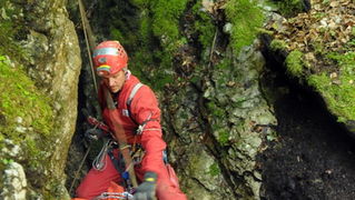 Zadar, 090612.
Danas su spasitelji HGSSa odradili akciju spasavanja unesrecenog speleologa Marjana Marovica koji je dozivio nesrecu u jami Kita Gacesina. U akciji je sudjelovalo oko 150 gorski spasioca te su uspjesno izvukli speleologa na sigurno.
Foto: H